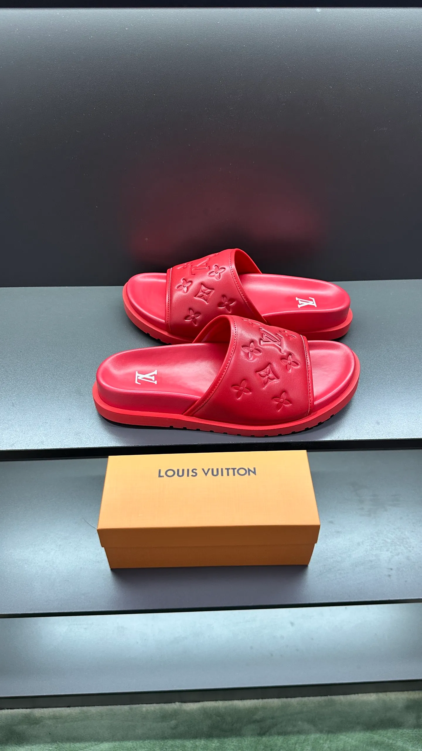 [L Home] P: 300💰Size: 38-45 Top purchasing lv men's summer slippers, classic presbyopia with soft real leather lining, unique color splicing effect, distinctive personality, fashionable and trendy essential style, light and comfortable. Lightweight and tough rubber insole, micro ridged foam outsole, super comfortable!